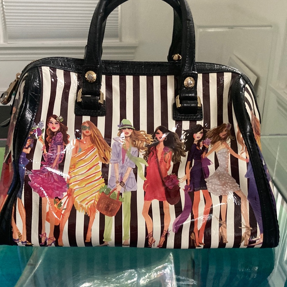 Barrel type purse with zipper closure like new